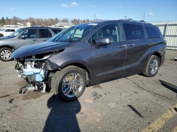  Salvage Toyota Sienna