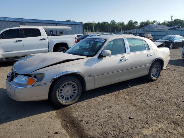  Salvage Lincoln Towncar