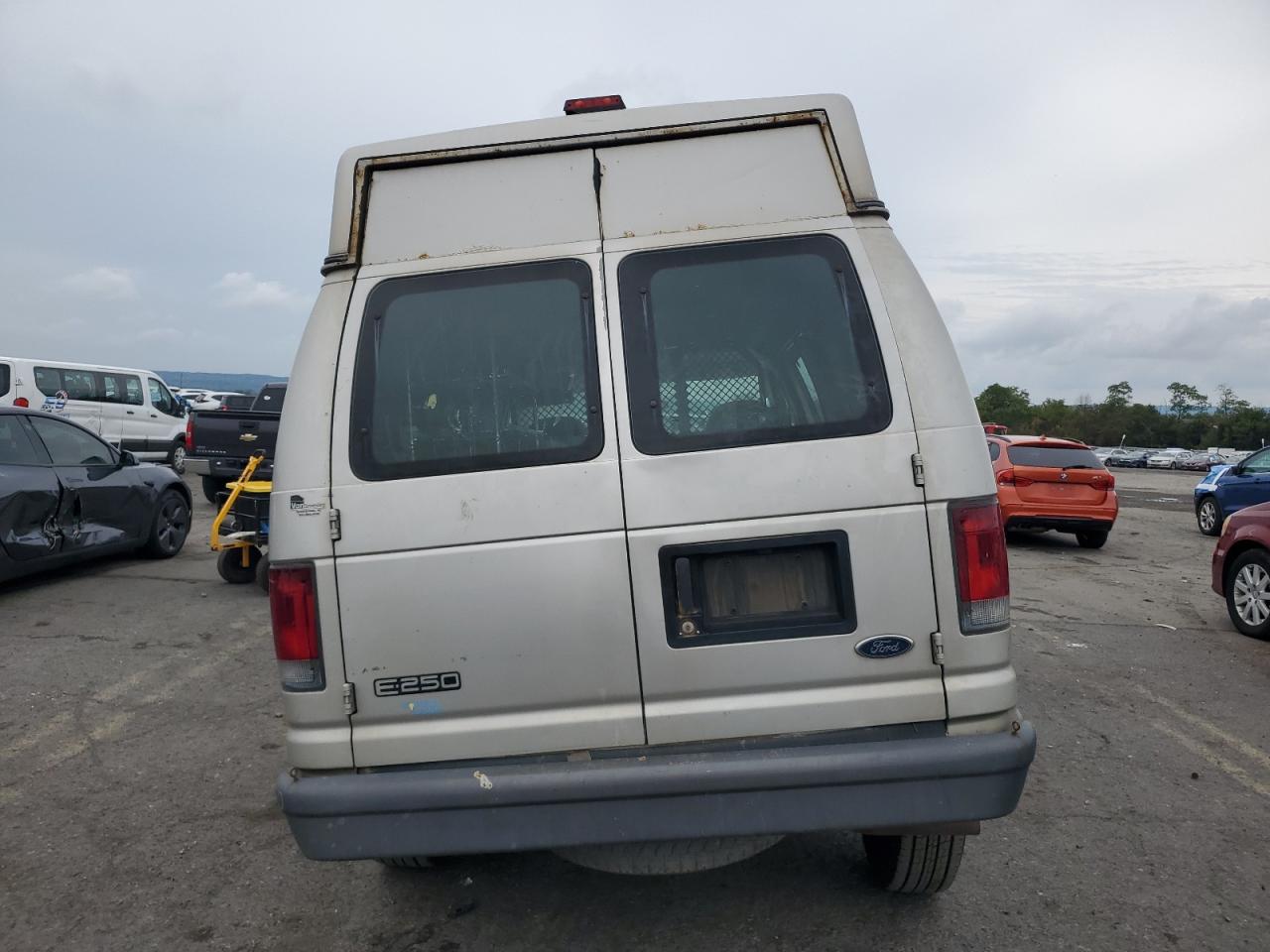 Ford Econoline E250 Van Image 10
