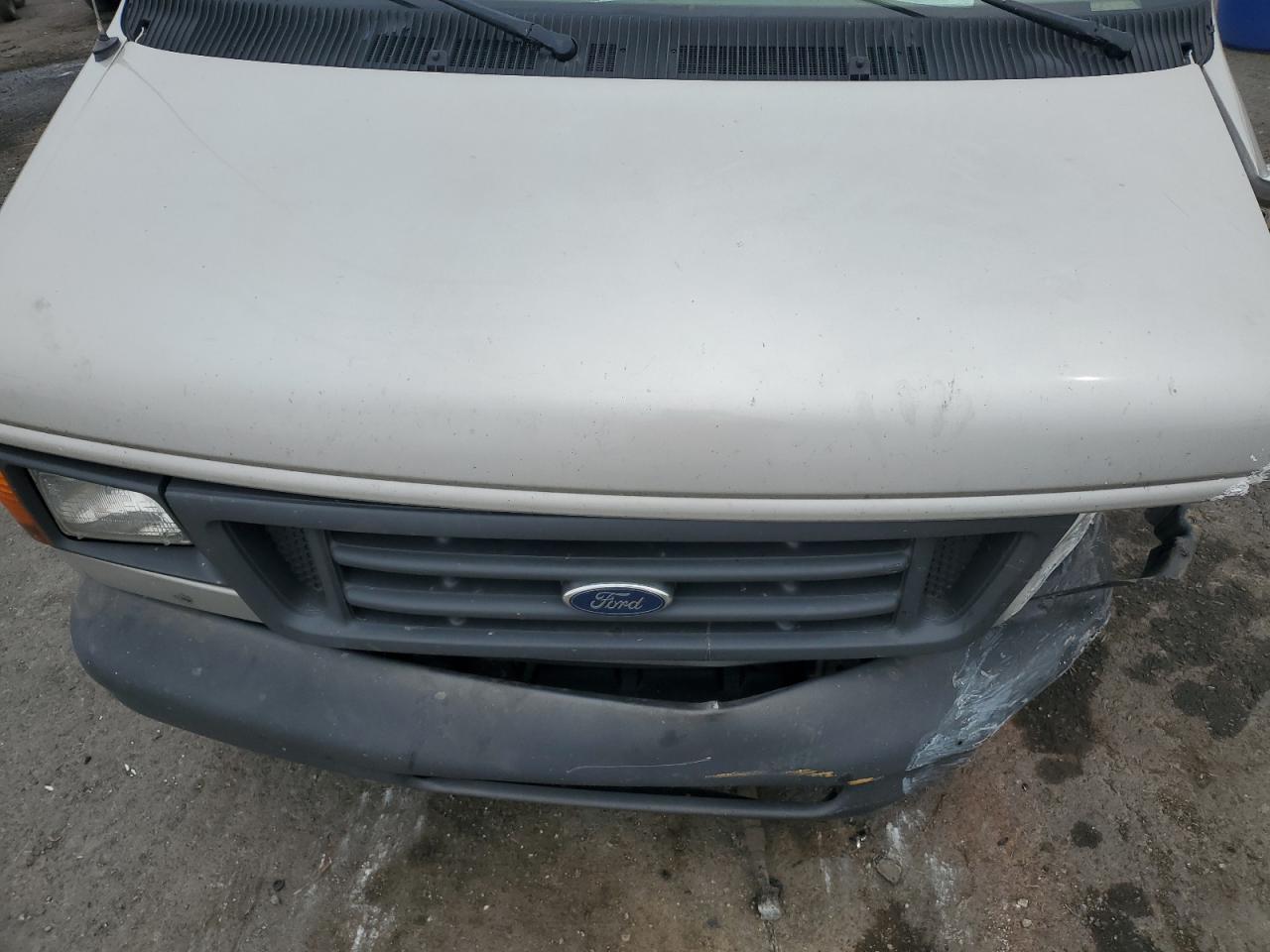 Ford Econoline E250 Van Image 11