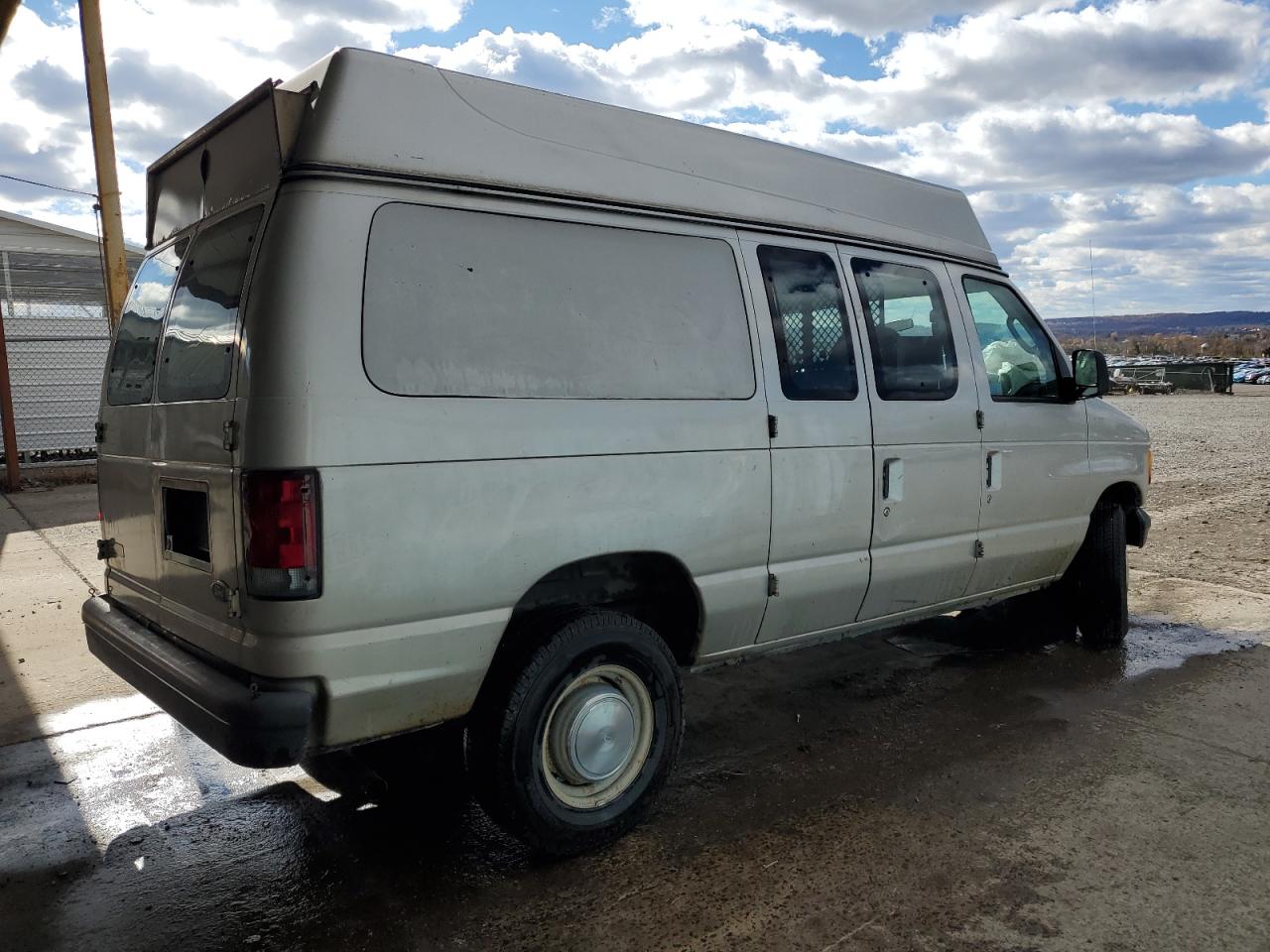 Ford Econoline E250 Van Image 7