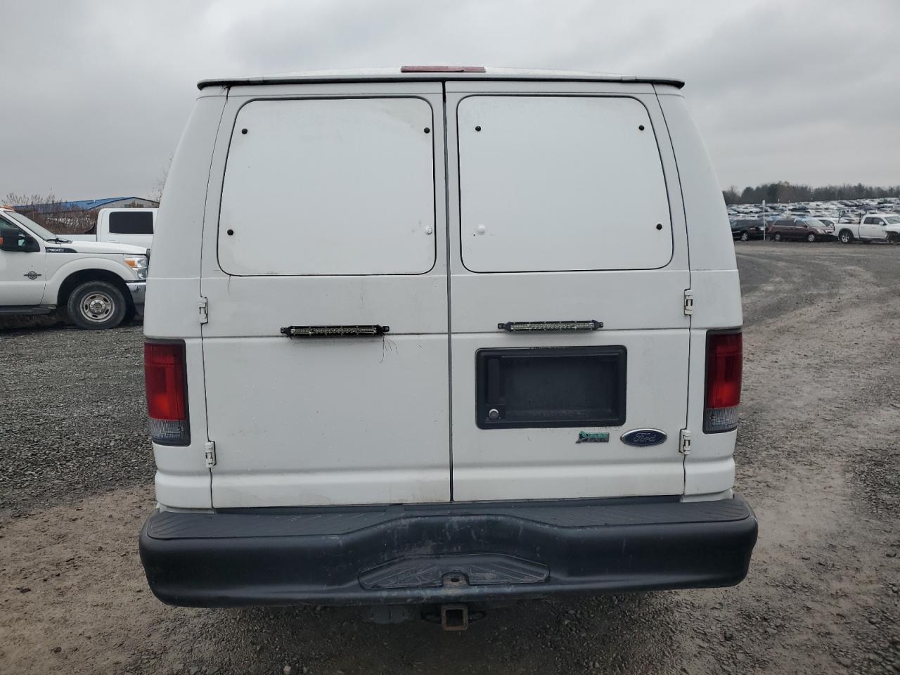 Ford Econoline E250 Van Image 13