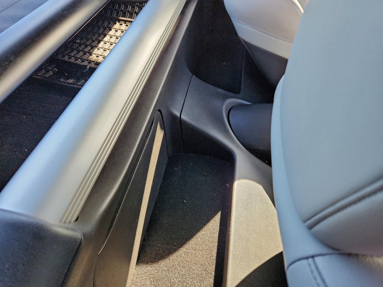 Nissan 370Z Base Image 8