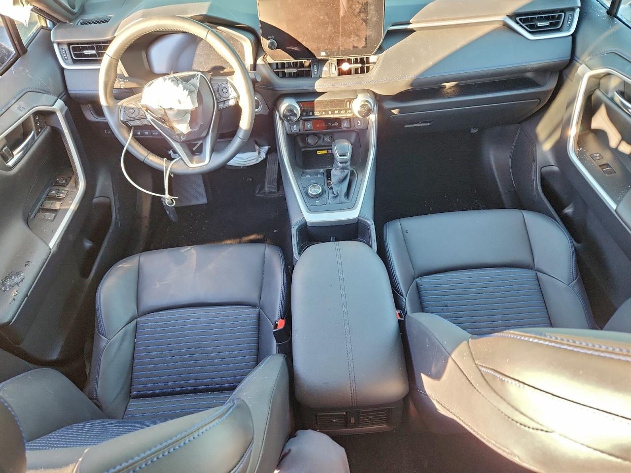 Toyota RAV4 Xse Image 6