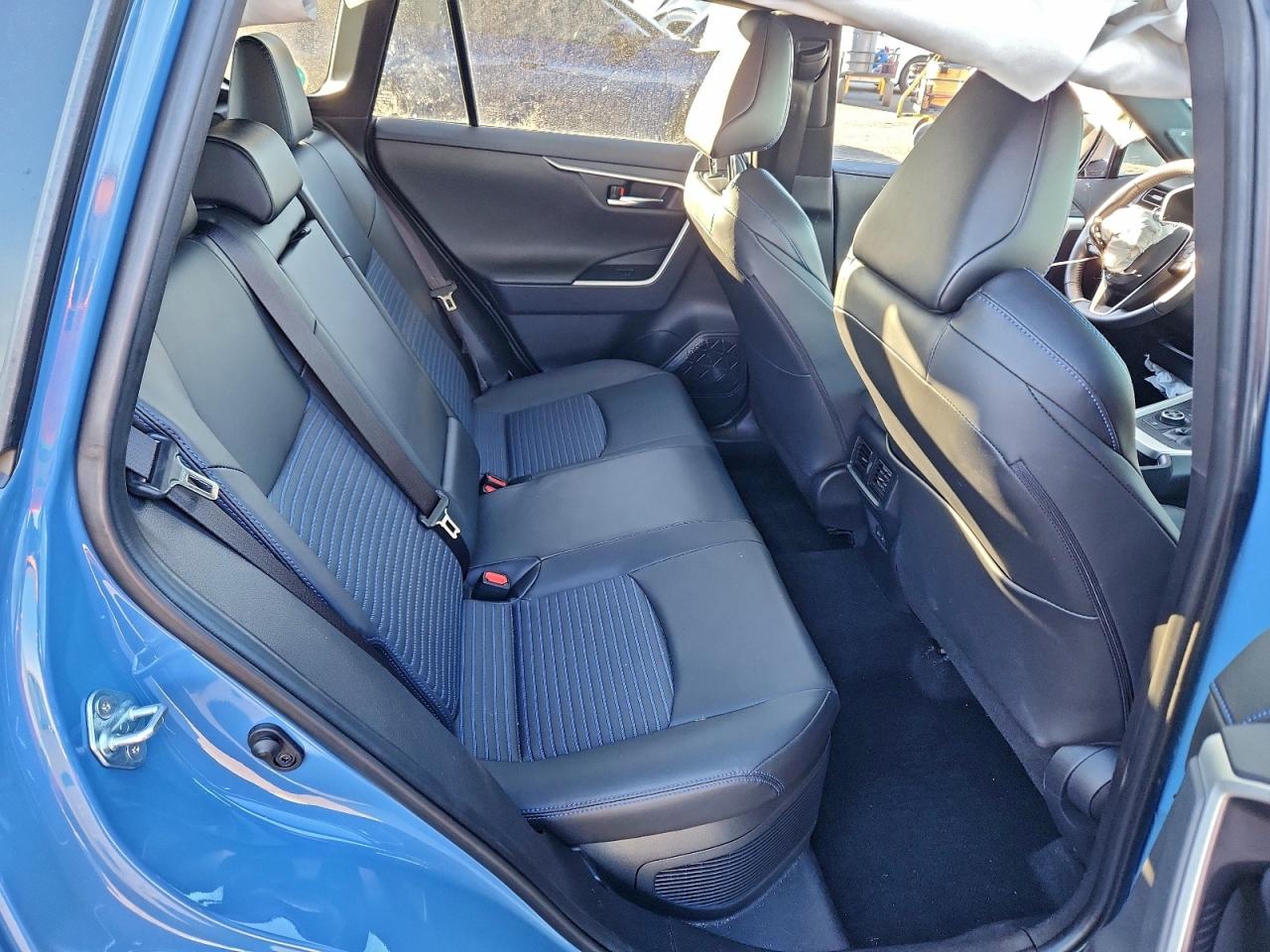 Toyota RAV4 Xse Image 11