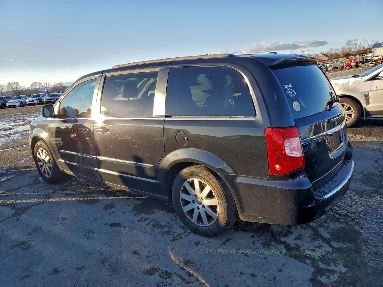 Chrysler Minivan Touring Image 9