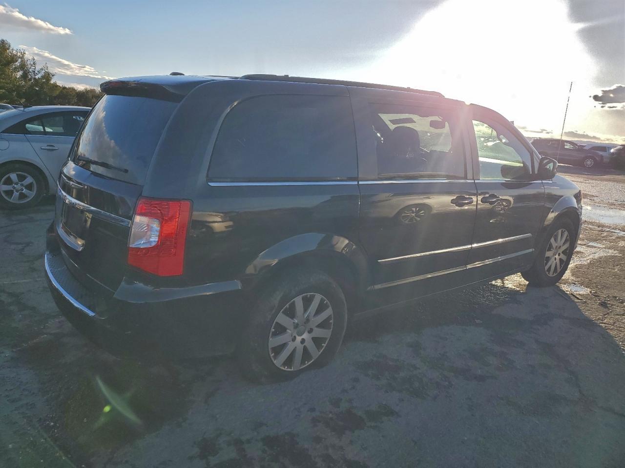 Chrysler Minivan Touring Image 12