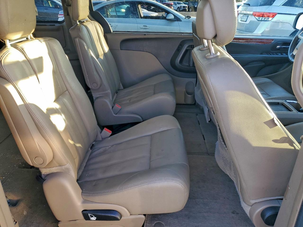 Chrysler Minivan Touring Image 4