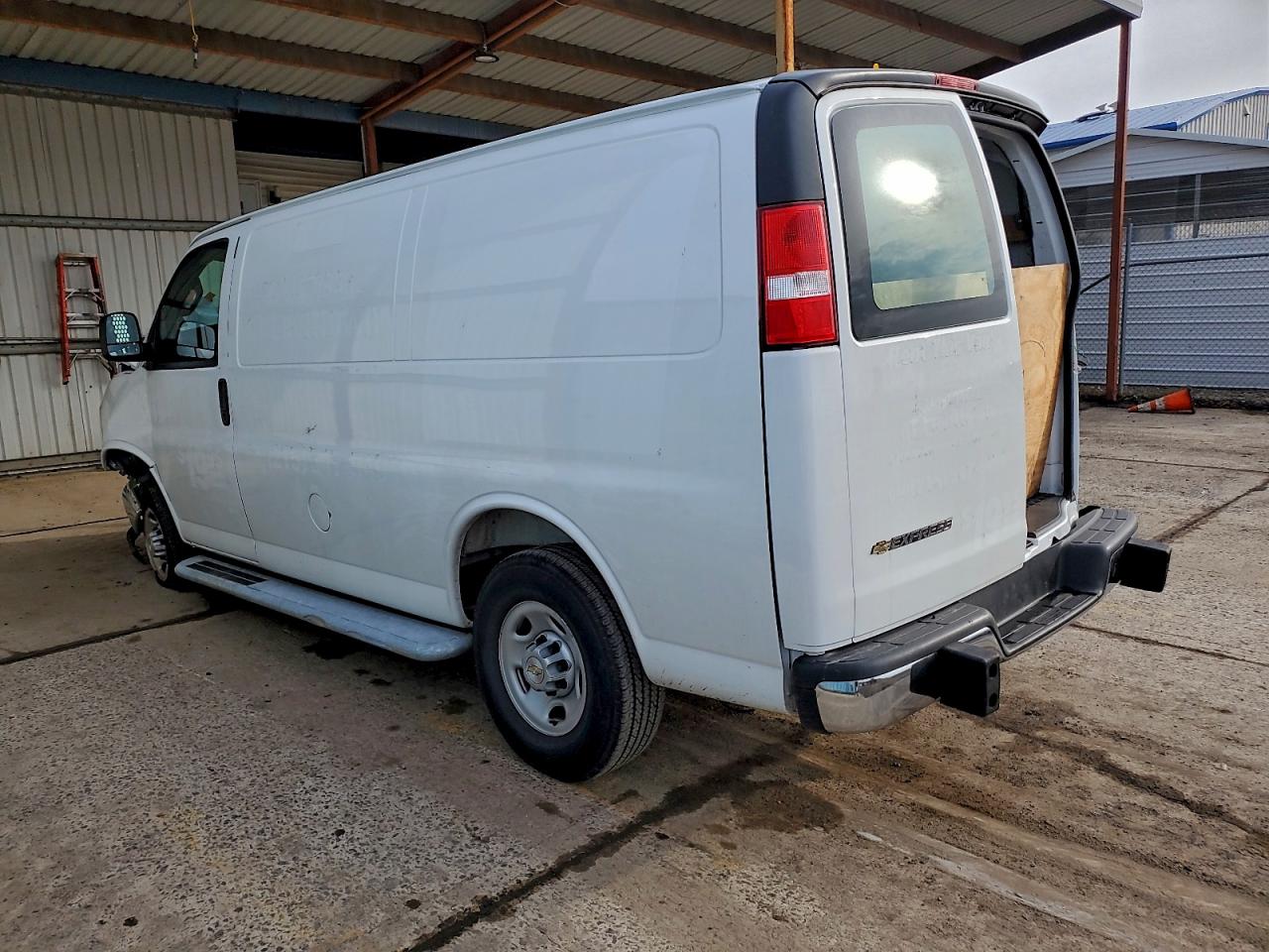 Chevrolet Express Image 4