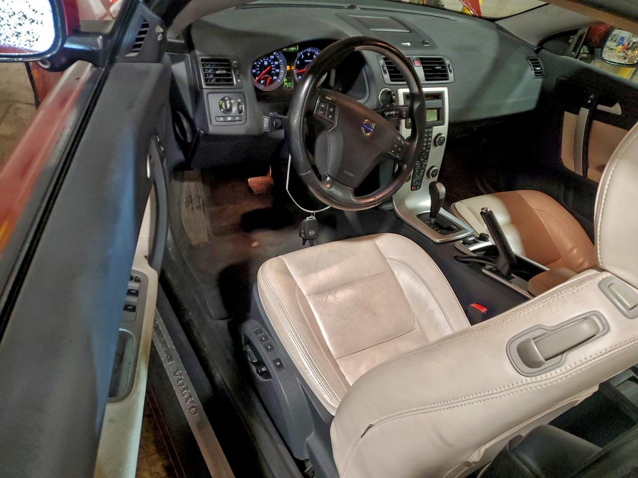 Volvo C70 T5 Image 4