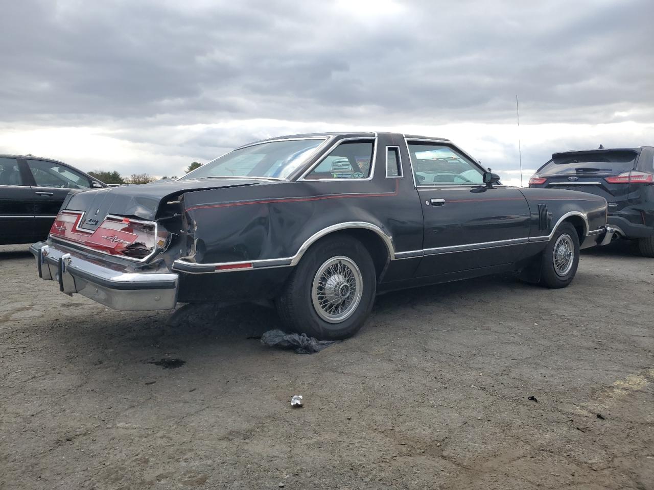 Ford Thunderbird Image 2