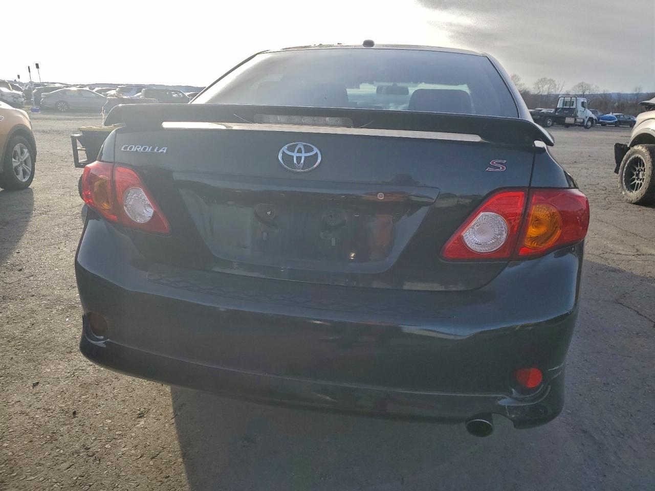 Toyota Corolla Base Image 13