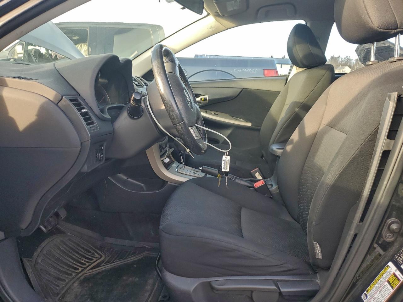 Toyota Corolla Base Image 8