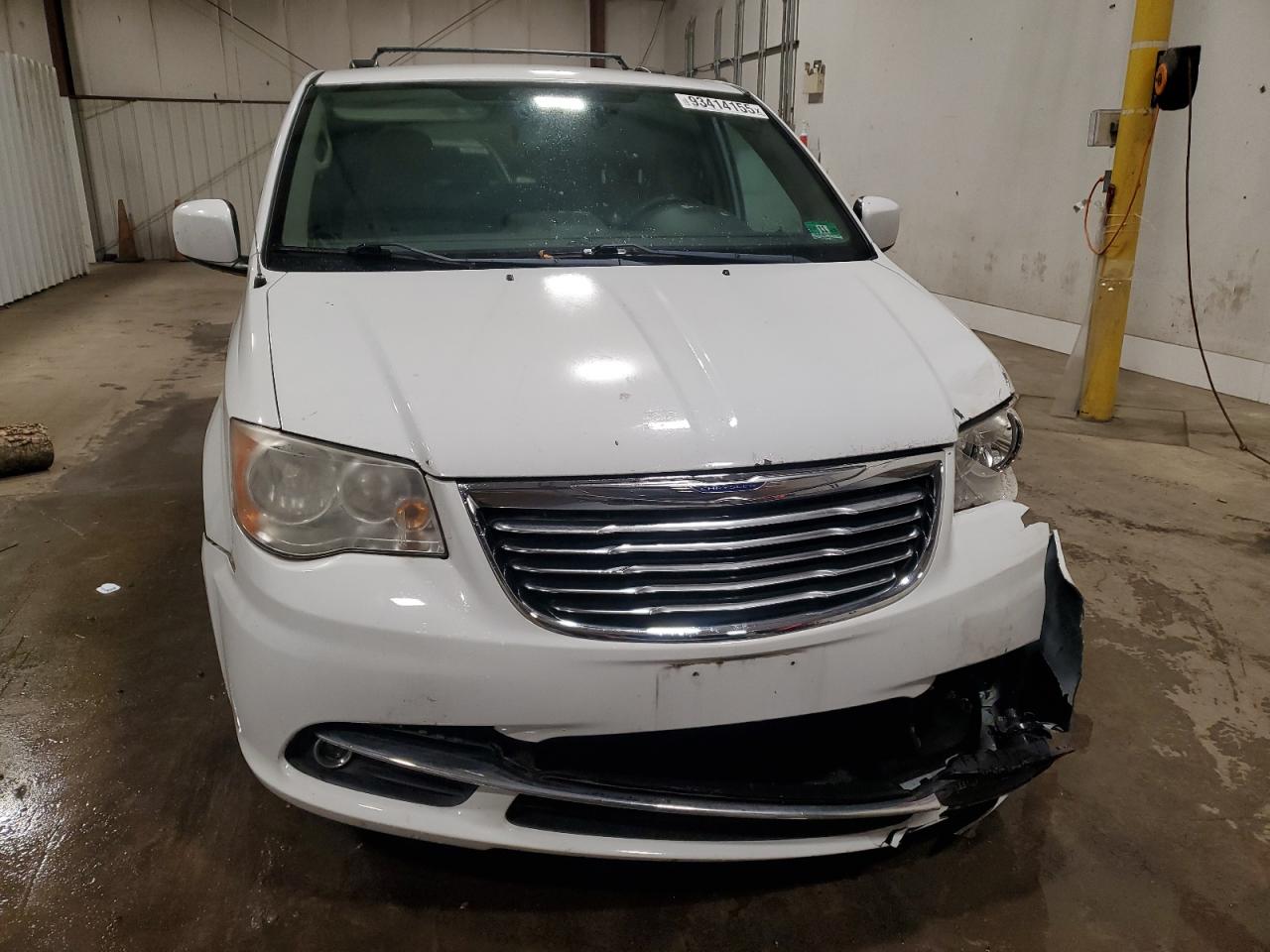 Chrysler Minivan Touring Image 5