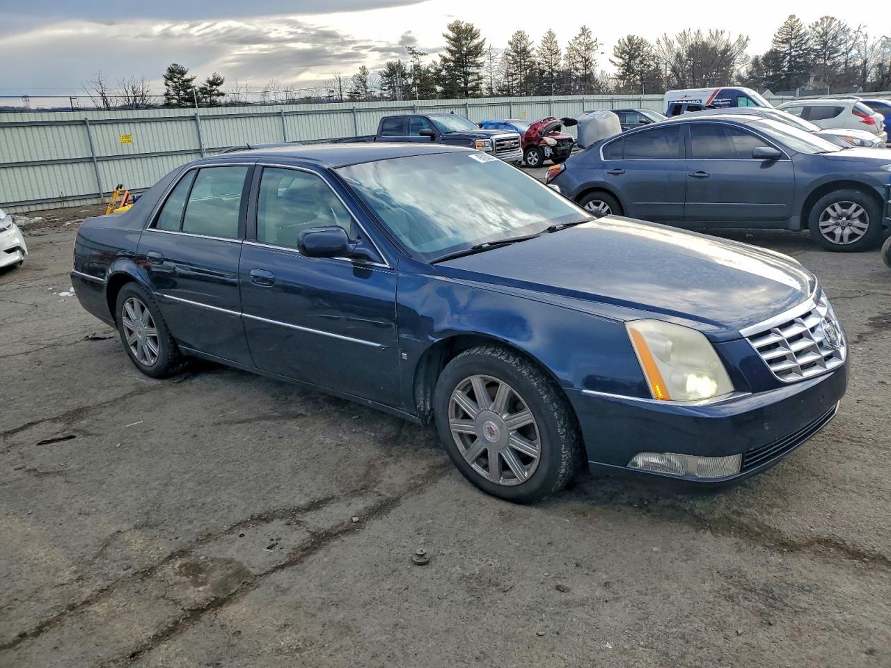 Cadillac DTS Image 4