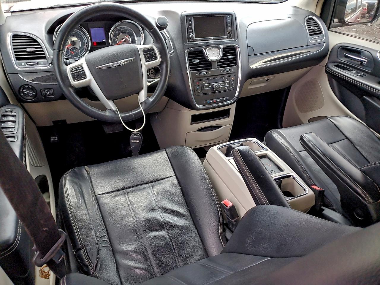 Chrysler Minivan Touring Image 11