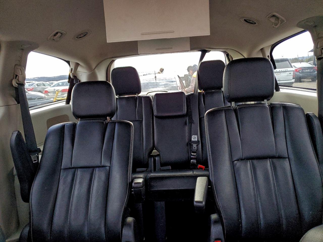 Chrysler Minivan Touring Image 10