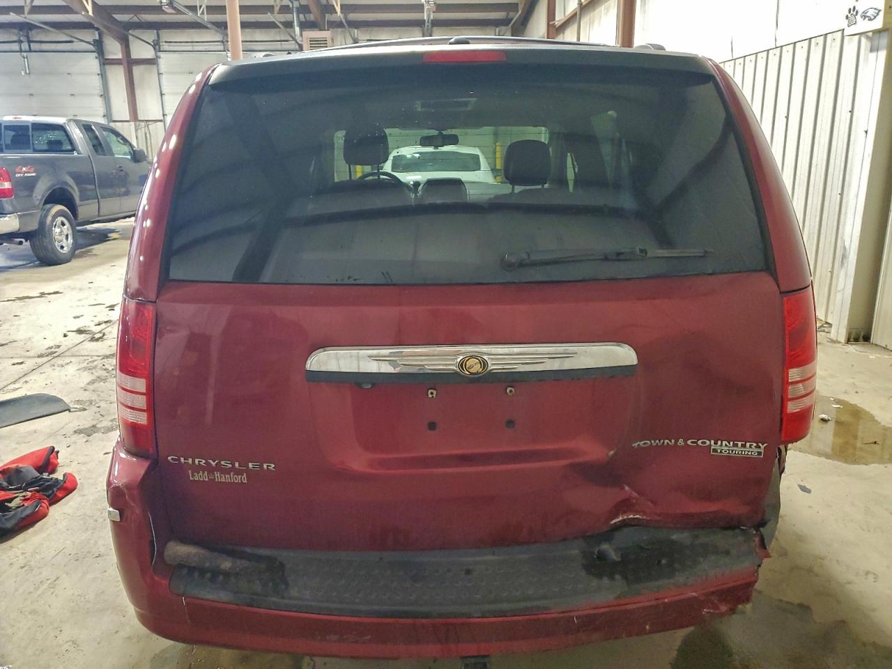 Chrysler Minivan Touring Image 2