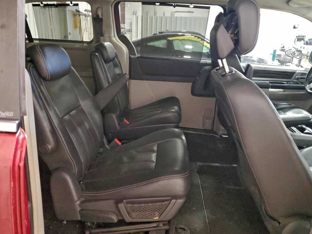 Chrysler Minivan Touring Image 8