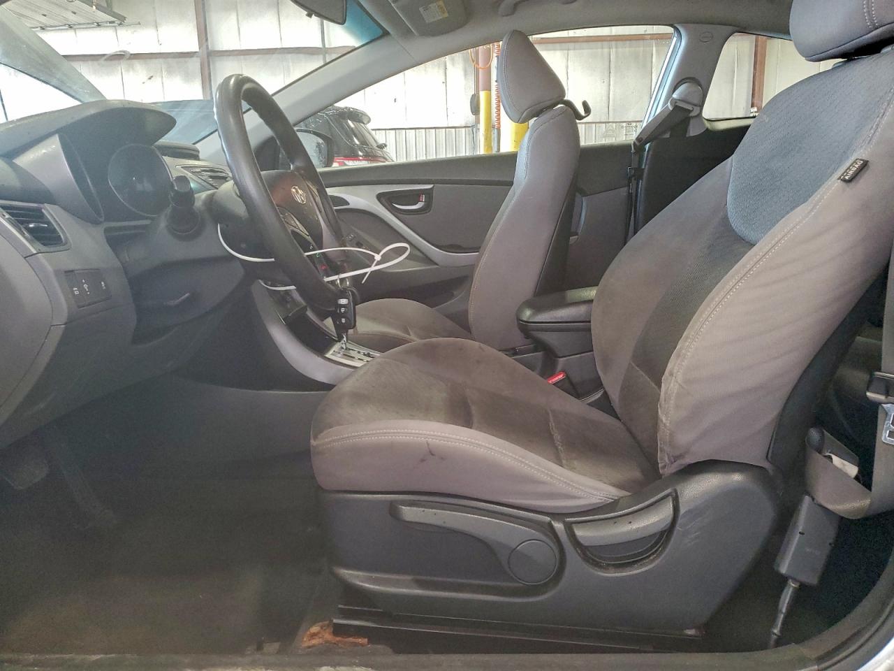 Hyundai ELANTRA Gs Image 4